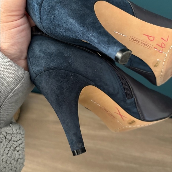 Vince Camuto Booties 8 1/2 genuine leather and suede with buckle - Picture 5 of 6